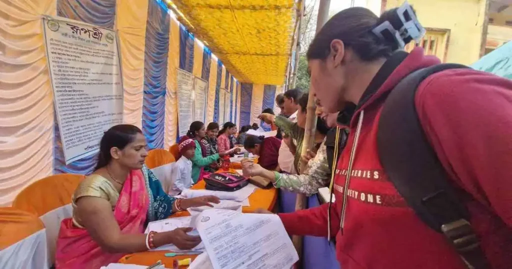 আসানসোলের দুয়ারে সরকার ক্যাম্পে হাজারো মানুষের ভিড়, মহিলাদের উৎসাহ তুঙ্গে 3 duare sarkar2 1