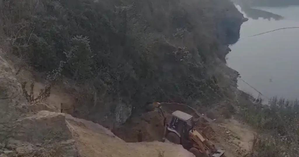 आसनसोल में अवैध कोयला खनन का प्रयास नाकाम, सुरक्षा बलों की त्वरित कार्रवाई। 2 illegal coal mining 2