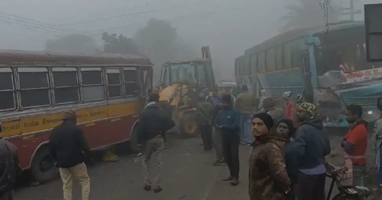 জামুড়িয়ায় মিনি বাস-ট্যুরিস্ট বাসের সংঘর্ষ: আহত এক ডজন, এলাকায় চাঞ্চল্য 1 jamuria accident