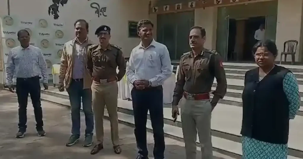 জেলা শাসক ও কমিশনারের নেতৃত্বে স্কুল পড়ুয়ারা: রাস্তায় সচেতনতার বার্তা 3 save drive save life 1