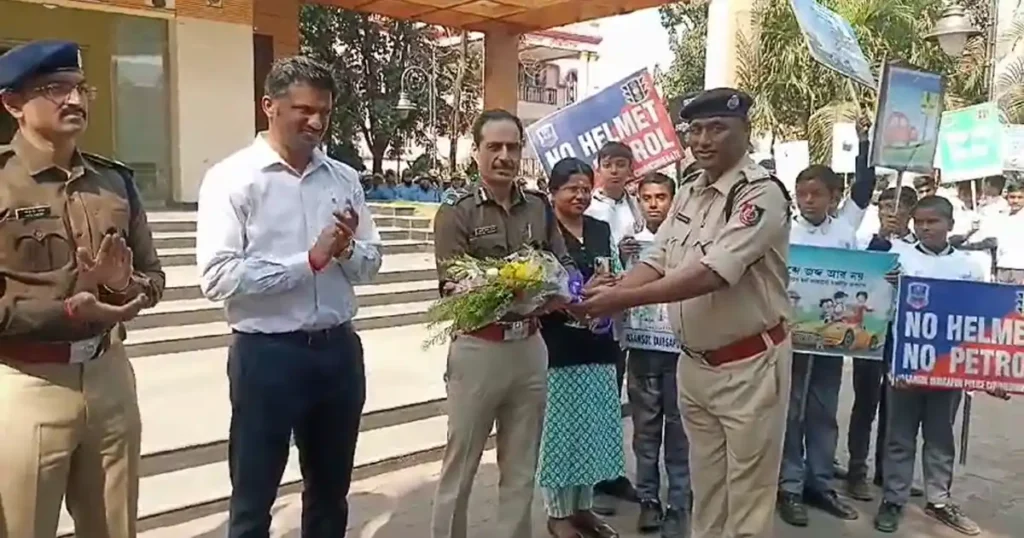 জেলা শাসক ও কমিশনারের নেতৃত্বে স্কুল পড়ুয়ারা: রাস্তায় সচেতনতার বার্তা 5 save drive save life 2