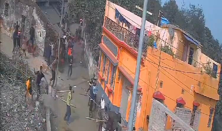 কুলটিতে সরকারি জমি দখলকে ঘিরে রণক্ষেত্র! কাউন্সিলরের বিরুদ্ধে তীব্র অভিযোগ! 1 videoshot 20250113 1817306101203515285956551 752x445 1