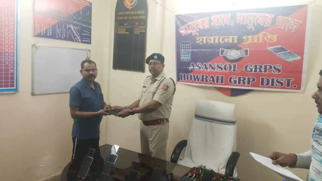 आसनसोल रेलवे जीआरपी ने 40 खोए हुए मोबाइल उनके मालिकों को लौटाए 3 asansol grpf