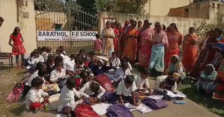 स्कूल की जर्जर हालत से गुस्साए अभिभावकों ने लगाया ताला! 1 lock school protest demand repair2