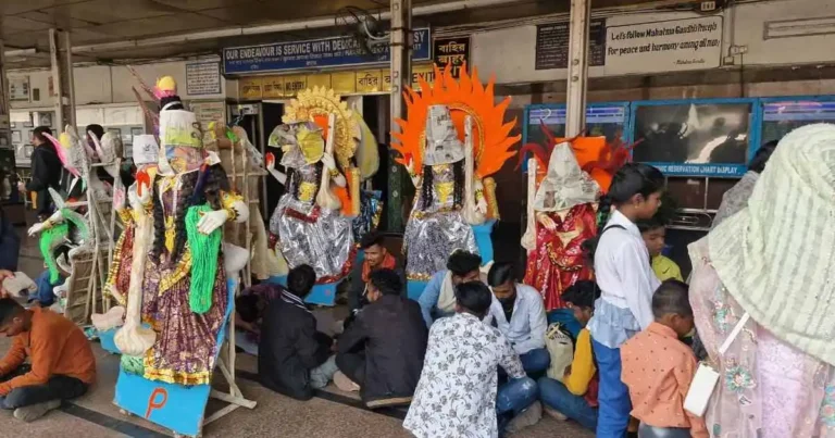 আসানসোল থেকে ট্রেনে করে বিহার-ঝাড়খণ্ডে মা সরস্বতীর মহিমান্বিত যাত্রা 1 saraswati idols