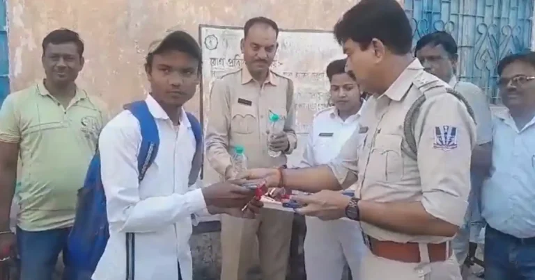 বারাবনিতে পুলিশের বিশেষ উদ্যোগ! পরীক্ষার্থীদের জন্য জলের বোতল, ফুল ও কলম বিতরণ! 1 Barabani Higher Secondary Exam