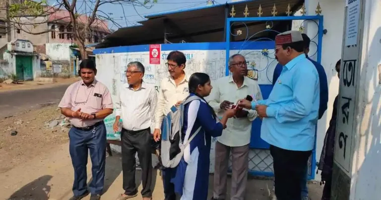 आसनसोल में परीक्षा केंद्रों पर खास नज़ारा, नगर निगम के अधिकारी पहुँचे छात्रों का हौसला बढ़ाने! 1 Higher Secondary Exam 2025 Asansol