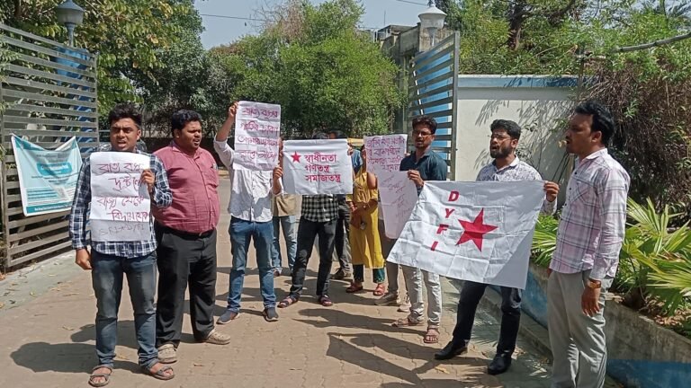 জাদবপুরে শিক্ষামন্ত্রীর উপর হামলার প্রতিবাদে তৃণমূলের বিক্ষোভ, পাল্টা পথে DYFI 1 WhatsApp Image 2025 03 04 at 2.01.49 PM