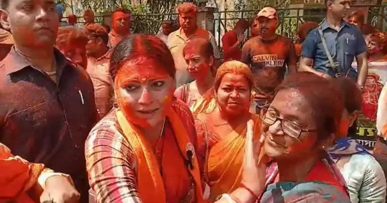 आसनसोल में भाजपा नेत्री ने उड़ाया गुलाल, ममता सरकार पर बरसीं! 1 agnimitra pal dol utsav