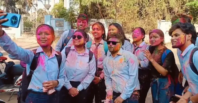 হোলির আগে আসানসোল ইঞ্জিনিয়ারিং কলেজে রঙের বন্যা! ক্যাম্পাসে উৎসবের মেজাজ 1 asansol engineering college holi celebration