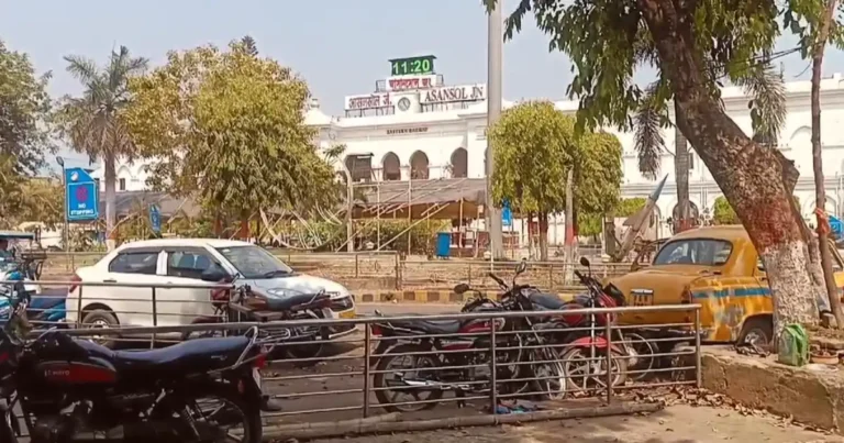 আসানসোল রেলস্টেশনে পার্কিং কেলেঙ্কারি! যাত্রীরা প্রশাসনের হস্তক্ষেপ চাইলেন 1 asansol railway station parking