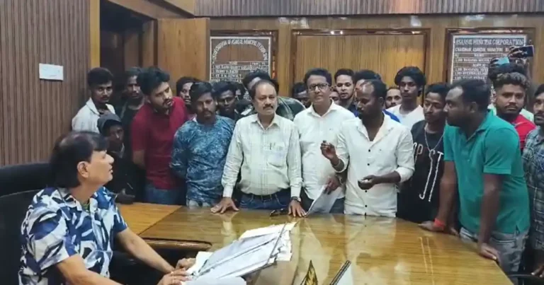 আসানসোল: ৫৯ নম্বর ওয়ার্ডের কমিউনিটি সেন্টার নিয়ে বিতর্ক, চাবির দাবিতে বিক্ষোভ! 1 community center controversy