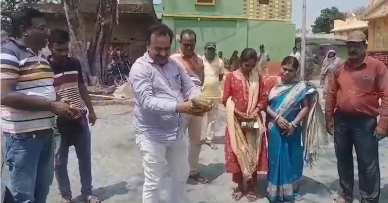 বারাবনিতে ২০০ মিটার ঢালাই রাস্তার কাজ শুরু, উদ্বোধন করলেন অসিত সিং! 1 domohani chandi mandir road construction inauguration2