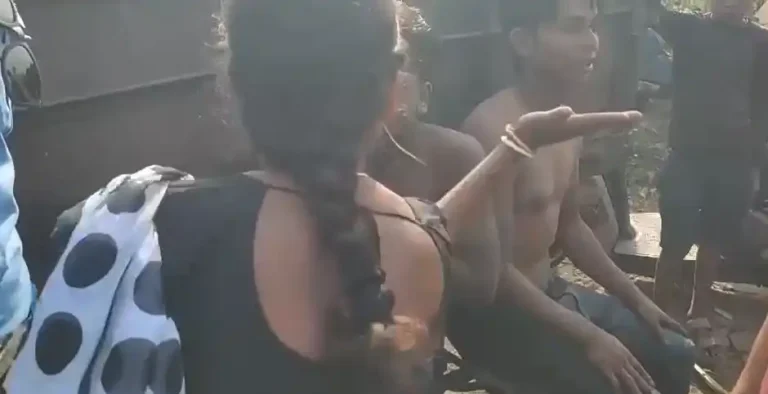 মোবাইল চুরির চেষ্টা, রণমূর্তি মহিলারা! ধরা পড়ে গণধোলাই দুই যুবকের 1 mobile snatching foiled two thieves