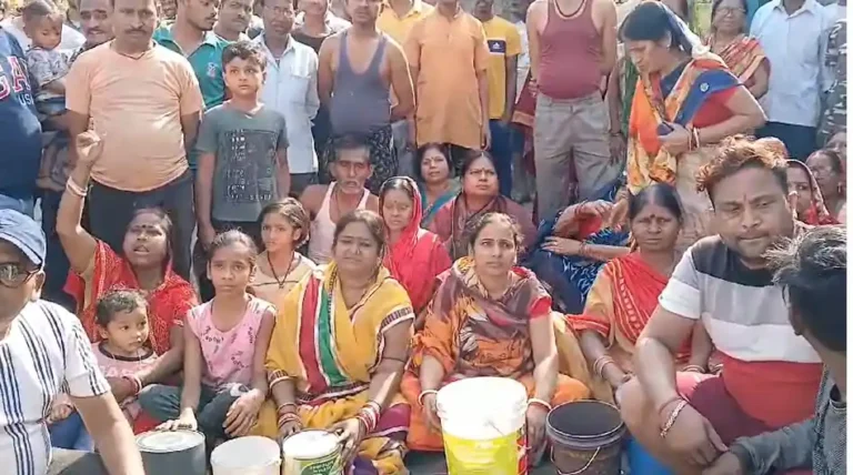 आसनसोल में पानी के लिए हाहाकार, जनता का फूटा गुस्सा – पार्षद पर लापरवाही के आरोप 1 water crisis in asansol people protest against ward councilor