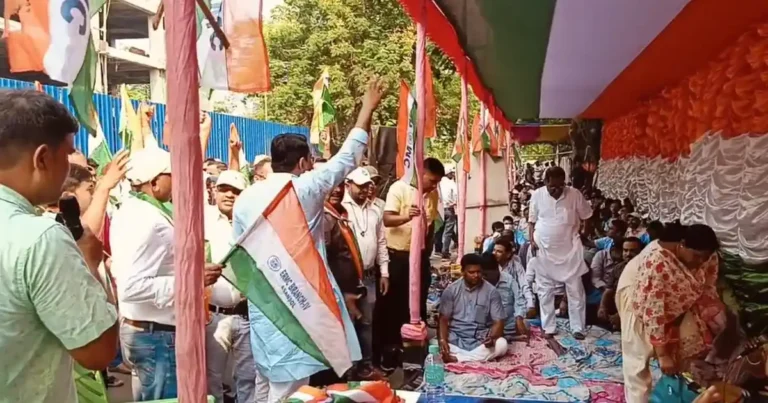 আসানসোলে রেলকর্মীদের তীব্র বিক্ষোভ, ১৮ মাসের বকেয়া D.A. চেয়ে আন্দোলন 1 asansol rail staff protest