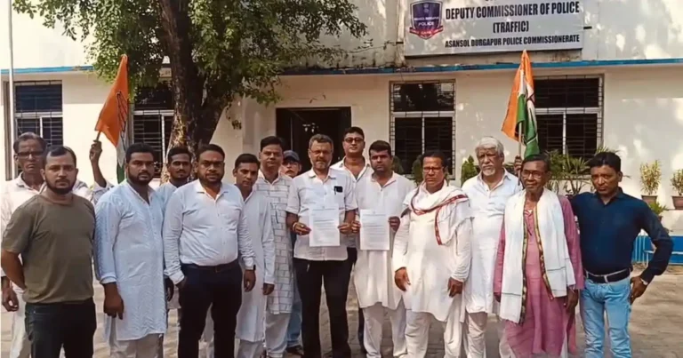 आसनसोल कांग्रेस ने ट्रैफिक विभाग को सौंपा ज्ञापन, हाटन रोड की बदहाल ट्रैफिक व्यवस्था पर जताई नाराज़गी 1 ezgif 21806a43b9bf39