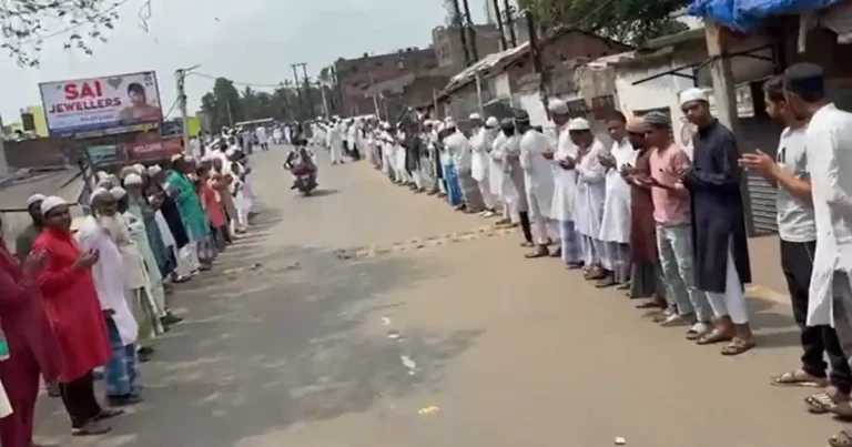 वक्फ बिल के खिलाफ सड़कों पर मुस्लिम समाज, आसनसोल में मानव बंधन 1 ezgif 29ccebdd4e7685