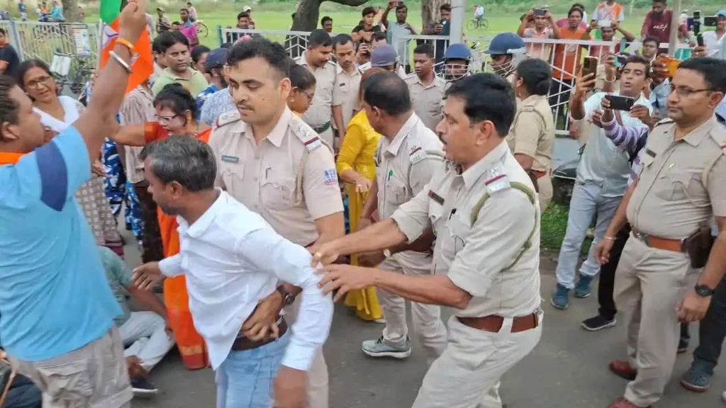 विधानसभा में बदसलूकी का असर सड़कों पर, आसनसोल में बीजेपी का हंगामा 2 ezgif 858e07e7cc0c11 1