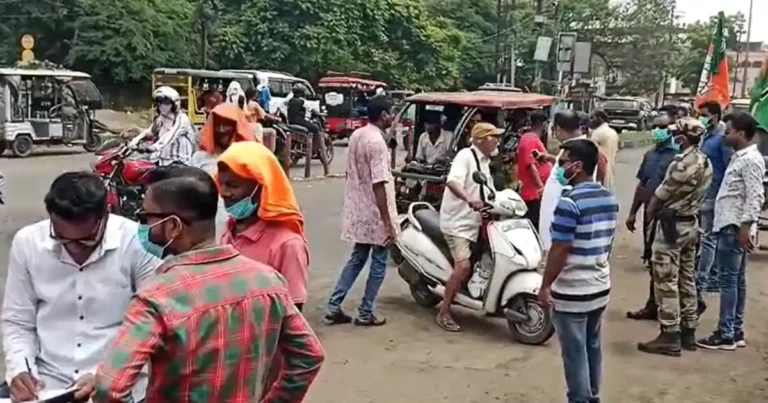 आसनसोल की सड़क बनी जानलेवा, भाजपा ने छेड़ा जनमत संग्रह अभियान 1 ezgif 8a16c6d92e2a56