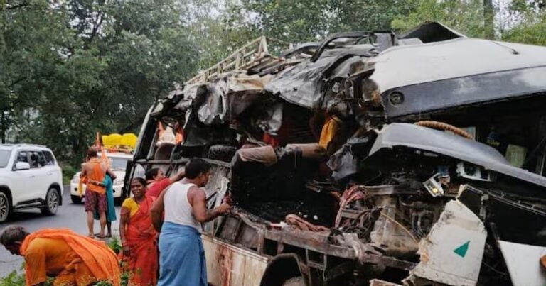 देवघर में कांवरियों की बस हादसे का शिकार, 18 श्रद्धालुओं की मौत से मचा कोहराम 1 ACCIDENT JHK