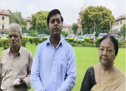 भारत में रूसी महिला बच्चे के साथ लापता, सुप्रीम कोर्ट का केंद्र को लुकआउट नोटिस जारी करने का आदेश 2 Husband His Family