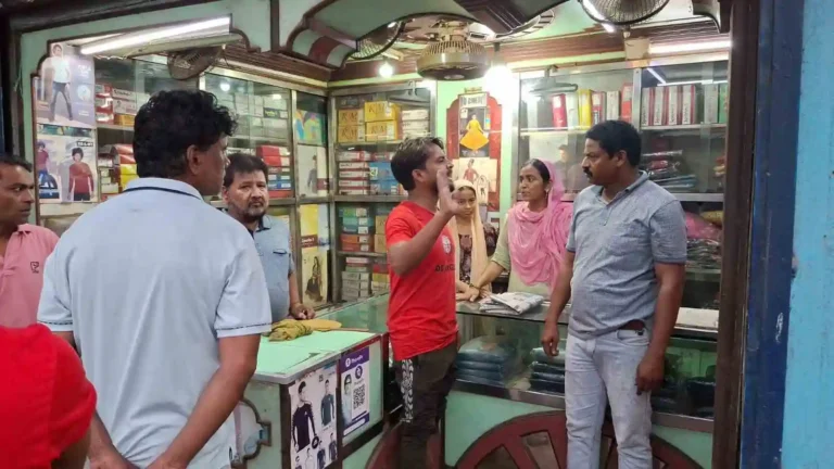 ECL-এর জমিতে দোকান দখলের লড়াই! দুই পক্ষ মুখোমুখি, পুলিশ লাগাল তালা 1 ezgif 12c87d6b08289c