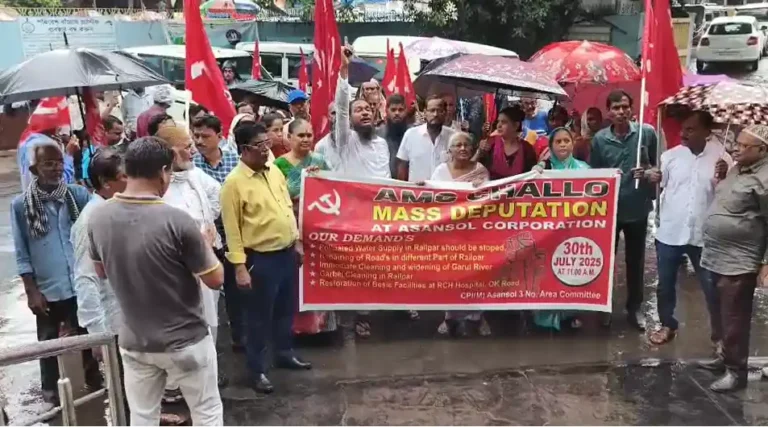 रेल पार में जहर पी रहे लोग, नगर निगम के खिलाफ फूटा गुस्सा! 1 ezgif 1c9f4c1ab561a8