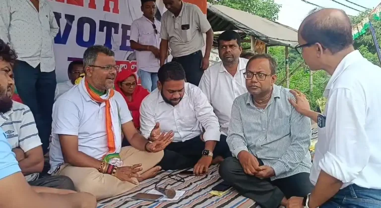 আসানসোলের জনস্বাস্থ্যে বিপর্যয়, কংগ্রেস আন্দোলনে বাঁচার দাবি 1 ezgif 2211ca3d300daf