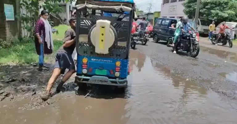 কুলটি বিধানসভায় অবহেলিত রোড, দুর্ভোগের নাম নিয়ামতপুর-ডিসেরগড় পথ 1 ezgif 47da961da099dd
