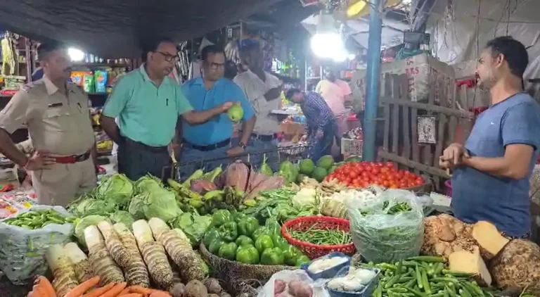 ЁЯеж ржЖрж╕рж╛ржирж╕рзЛрж▓ ржУ ржмрж╛рж░рзНржиржкрзБрж░ ржмрж╛ржЬрж╛рж░рзЗ рж╕ржмржЬрж┐рж░ ржжрж╛ржо ржирж┐ржпрж╝ржирзНрждрзНрж░ржгрзЗ ржЯрж╛рж╕рзНржХ ржлрзЛрж░рзНрж╕рзЗрж░ ржЕржнрж┐ржпрж╛ржи, ржмрж┐ржХрзНрж░рзЗрждрж╛ржжрзЗрж░ ржХржбрж╝рж╛ рж╕рждрж░рзНржХржмрж╛рж░рзНрждрж╛ 1 ezgif 5950ea3b1a10c6