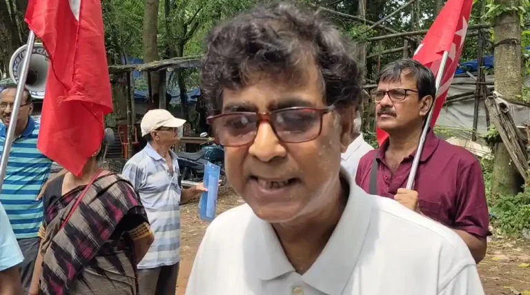 দুর্গাপুরে সিপিএমের ধানরোপণ আন্দোলন, রাস্তার প্রতিবাদে অভিনব উপায়! 1 ezgif 5c56deaeae444b