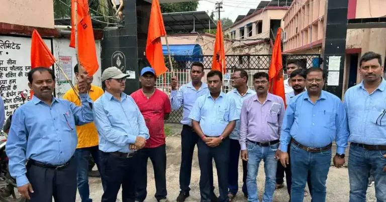 धनबाद कोल कर्मियों का हल्ला बोल, 8 सूत्री मांगों पर भड़के मजदूर! 1 ezgif 5c95260f0417e7