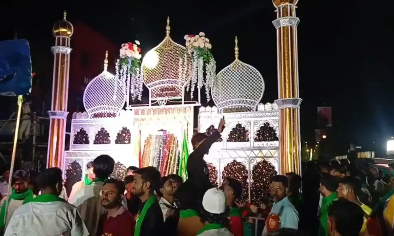 मोहर्रम पर आसनसोल में अखाड़ों की झलक से चमका भाईचारा! 1 ezgif 688a999728b106
