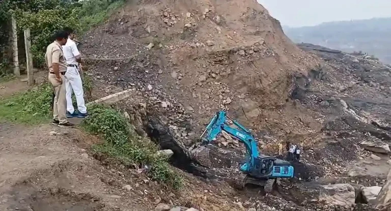 ⛏️ দমাগড়িয়ায় ফের ধরা পড়ল অবৈধ খননের ছক, বন্ধ ৭টি খনন গর্ত 1 ezgif 79d32e4f5a04b6