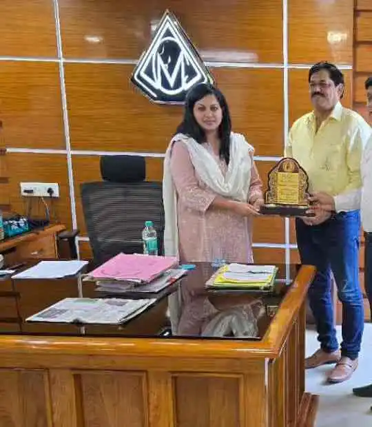 ЁЯЩМ рдирдИ рдКрд░реНрдЬрд╛, рдирдпрд╛ рдиреЗрддреГрддреНрд╡: рдлреЙрд╕реНрдмреЗрдХреА рдиреЗ рдЕрджрд┐рддрд┐ рдЪреМрдзрд░реА рдХреЛ рдХрд┐рдпрд╛ рд╕рдореНрдорд╛рдирд┐рдд 1 ezgif 88baefe87f6df4