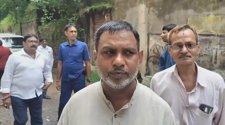 একদিকে গাছ, অন্যদিকে গলা ধোঁয়ায় ভরে — এ কেমন পরিবেশ প্রেম? 1 ezgif 89bc377960c251