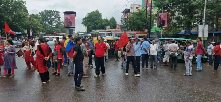 ЁЯЫС рднрд╛рд░рдд рдмрдВрдж рдХрд╛ рдЖрд╕рдирд╕реЛрд▓ рдореЗрдВ рджрд┐рдЦрд╛ рдЧрд╣рд░рд╛ рдЕрд╕рд░, рд╕рдбрд╝рдХреЛрдВ рдкрд░ рдЙрддрд░реЗ рд╡рд╛рдордкрдВрдереА, рдЖрдордЬрди рдкрд░реЗрд╢рд╛рди 1 ezgif 8cec5d96f7524a