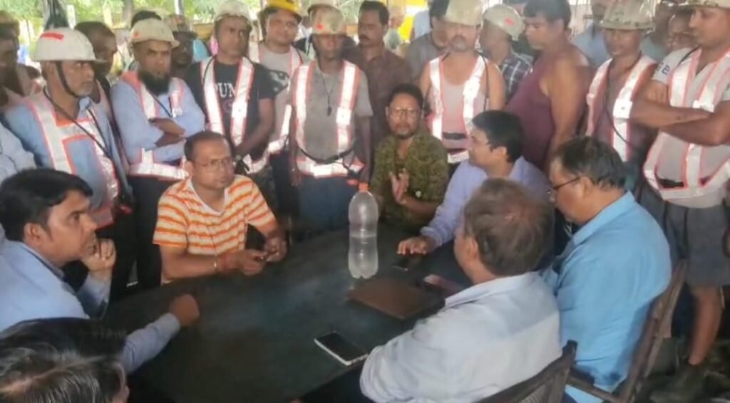 बांसड़ा कोलियरी में सेफ्टी की खुली पोल, खदान में फंसी डोली, डेढ़ घंटे जान हलक में लेकर अटके रहे 22 मजदूर 2 2 2