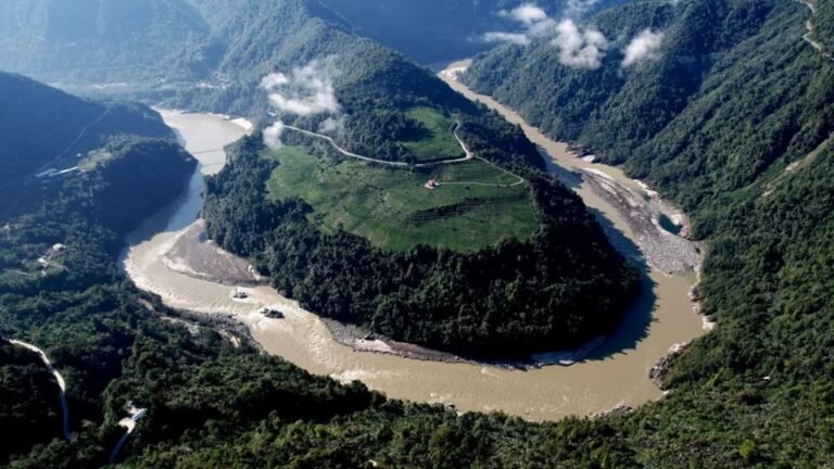 तिब्बत में बांध की आड़ में 'वॉटर बम' बना रहा चीन, भारत के लिए चिंता का सबब; एक्शन में सरकार 1 2 9