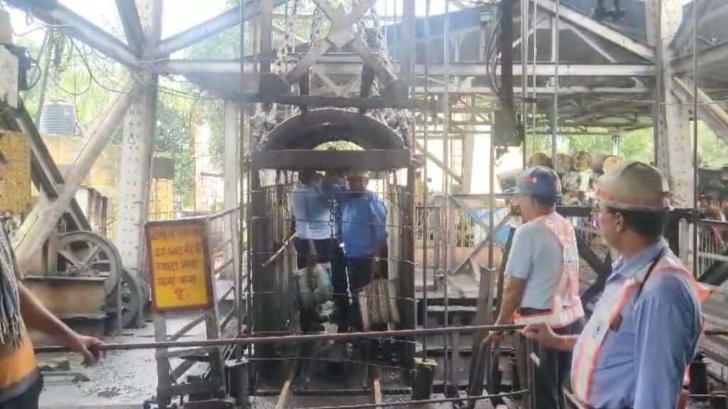 बांसड़ा कोलियरी में सेफ्टी की खुली पोल, खदान में फंसी डोली, डेढ़ घंटे जान हलक में लेकर अटके रहे 22 मजदूर 3 3