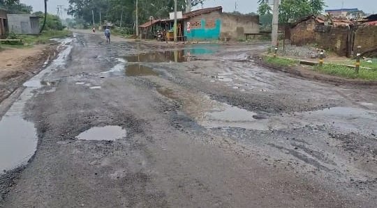 बाराबनी. आमडीहा नीचे पाड़ा की सड़क बदहाल, बढ़ रहे हादसे, जनता परेशान 2 Road1