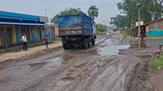 बाराबनी. आमडीहा नीचे पाड़ा की सड़क बदहाल, बढ़ रहे हादसे, जनता परेशान 3 Road2