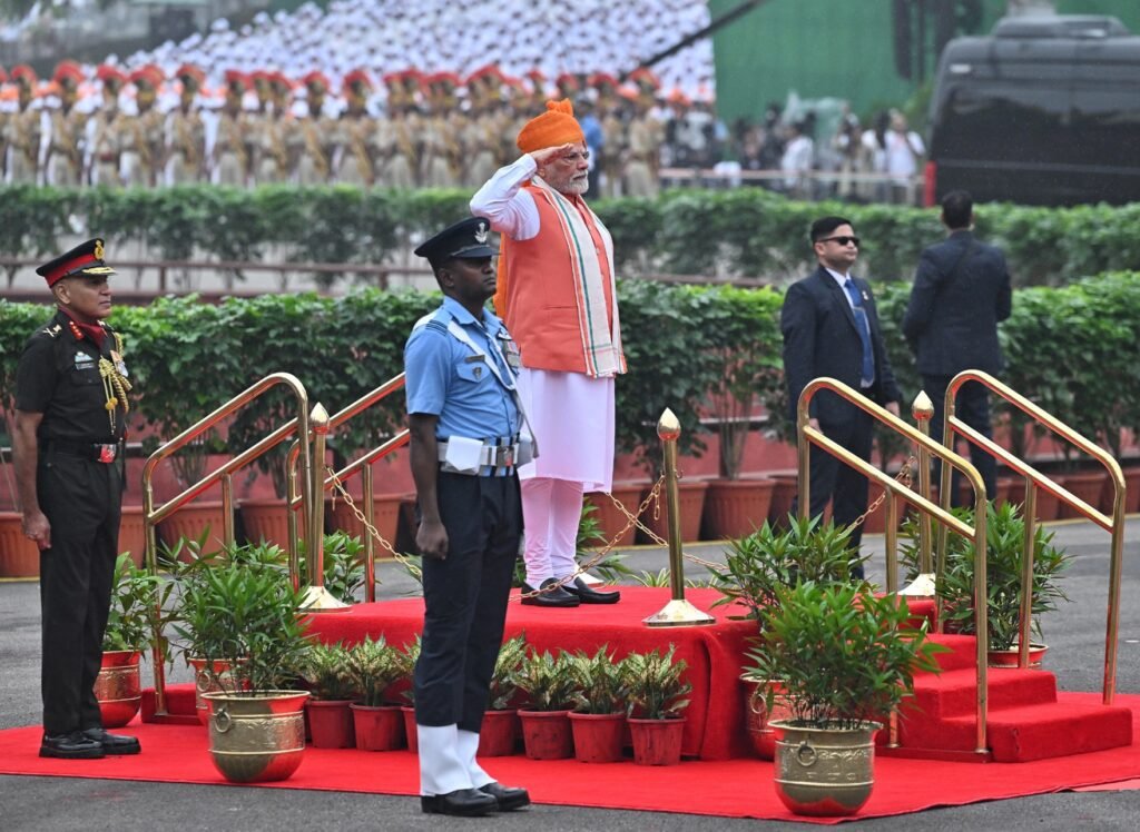 लाल किला पर शान से लहराया तिरंगा, पीएम मोदी ने किए 3 बड़े ऐलान 2 Untitled1