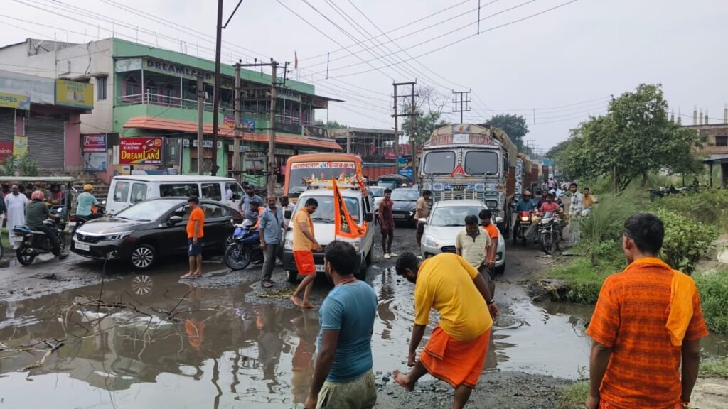 चित्तरंजन-आसनसोल मेन रोड पर गड्ढों की भरमार, PWD की अनदेखी से लोग परेशान, टीएमसी नेता ने करायी अस्थायी मरम्मत 3 WhatsApp Image 2025 08 04 at 5.04.40 PM 1 1