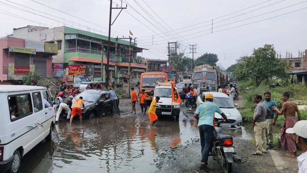 चित्तरंजन-आसनसोल मेन रोड पर गड्ढों की भरमार, PWD की अनदेखी से लोग परेशान, टीएमसी नेता ने करायी अस्थायी मरम्मत 4 WhatsApp Image 2025 08 04 at 5.04.40 PM