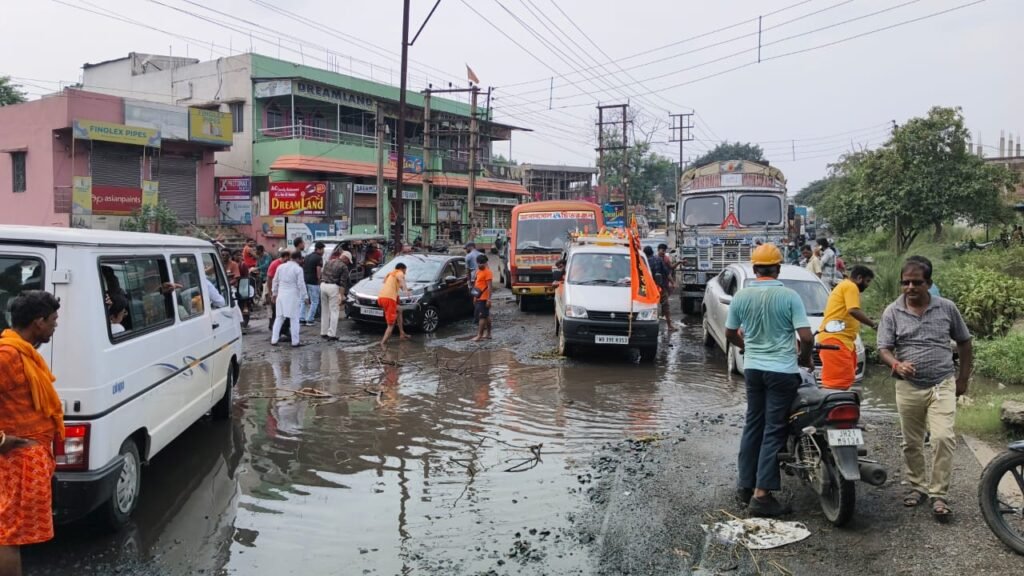 चित्तरंजन-आसनसोल मेन रोड पर गड्ढों की भरमार, PWD की अनदेखी से लोग परेशान, टीएमसी नेता ने करायी अस्थायी मरम्मत 2 WhatsApp Image 2025 08 04 at 5.04.41 PM