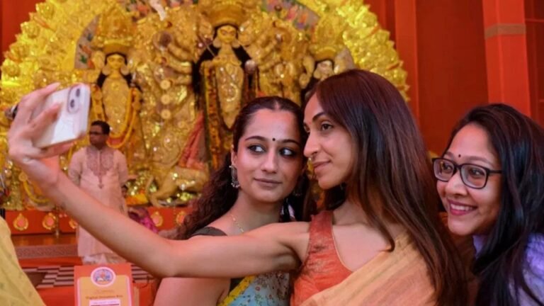 पैसे देकर टिकट, कतार में दर्शन…कोलकाता के दुर्गा पंडालों में इस साल ऐसा भी होगा पूजा भ्रमण 1 durga puja