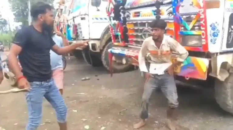 পাঁচামিতে চুরির সন্দেহে যুবককে রাস্তায় বেধড়ক মার, ভিডিও ভাইরাল 1 ezgif 13a95923605bad