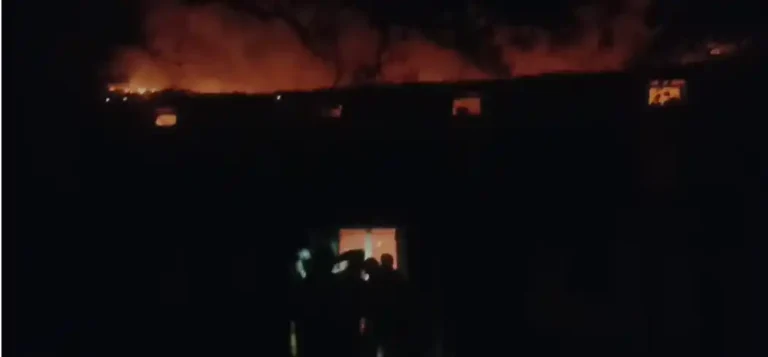 আসানসোল বার্নপুরে সেল স্টোর হাউসে ভয়াবহ আগুন, রাতভর আতঙ্ক 1 ezgif 1616a5578578dd